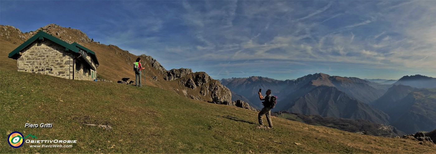 31 Alla Baita Venturosa (1834 m) con vista panoramica.jpg